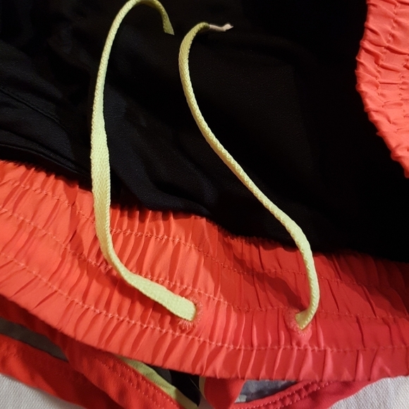 Under Armour womens medium shorts - Picture 5 of 7